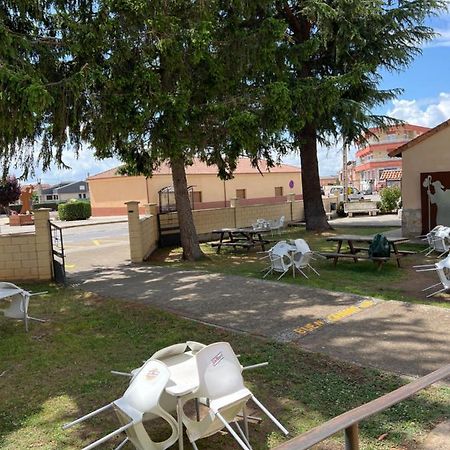 Albergue Municipal Hostel San Martin del Camino Exterior photo