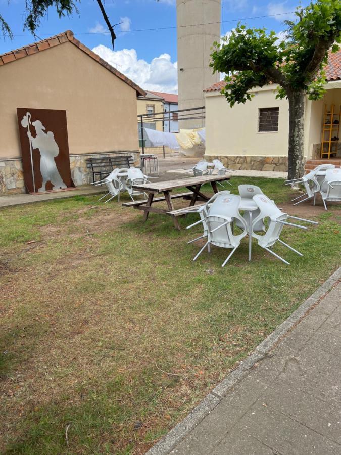 Albergue Municipal Hostel San Martin del Camino Exterior photo